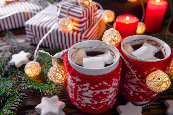 heiße Schokolade mit Marshmallows und Keksen auf Weihnachtsdekoration Hintergrund. - Foto, Bild