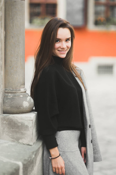Beautiful young woman posing on the street in old city - Foto, Bild