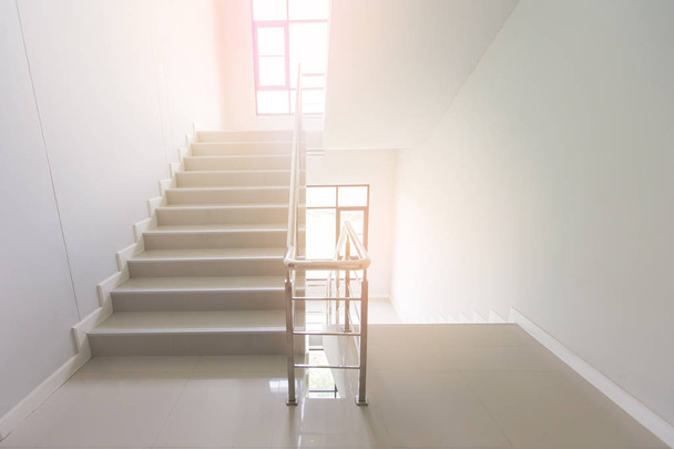 schody - wyjście awaryjne w szczegół schody, schody wewnętrzne, hotel, hotel schody wewnętrzne, schody w nowoczesny dom, schody, w nowoczesnym budynku - Zdjęcie, obraz