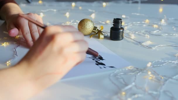 Рисование поздравлений на Новый год чернилами и перьевой ручкой
. - Кадры, видео