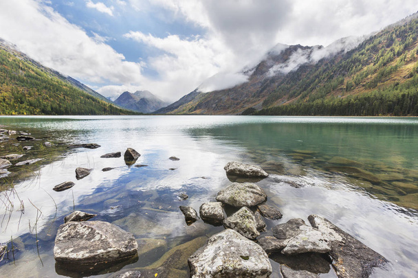 Medial Multinskiye lake. Altai mountains autumn landscape, Russi - Zdjęcie, obraz