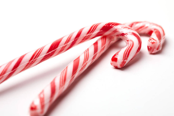 Boże Narodzenie słodycze laski na białym tle  - Zdjęcie, obraz