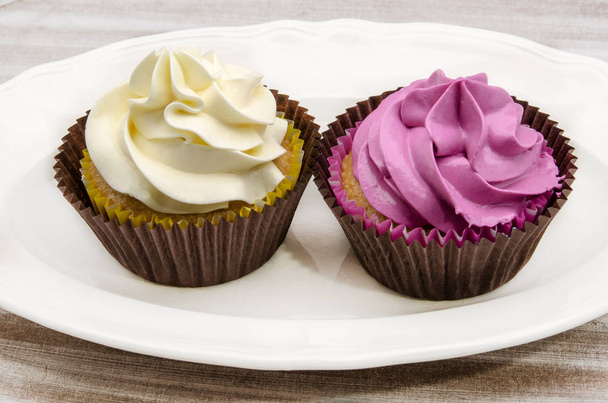 Cupcakes διακοσμημένα με κρέμα βουτύρου - Φωτογραφία, εικόνα