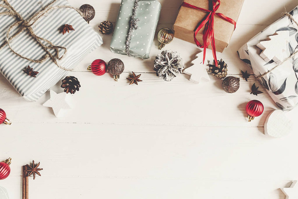 Joulu tasainen lay kanssa lahjapakkaukset
 - Valokuva, kuva