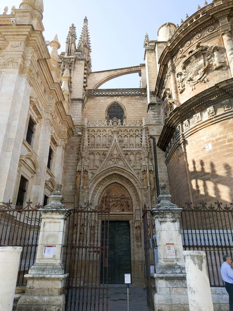 Vista de una de las entradas de la Catedral de Sevilla,  Fotografia realizada en dia despejado sin nubes, a contra luz y cielo azul  - Fotografia realizada el 31 de Octubre del 2017, Sevilla, Andalucia, Espana, Europa - Photo, Image