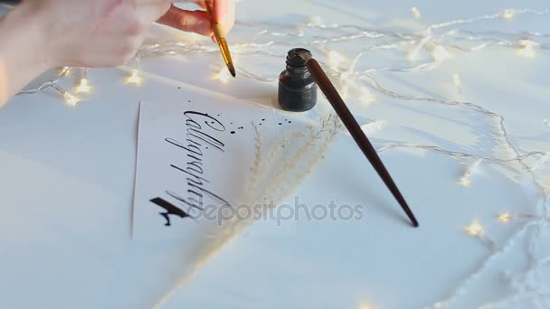Artistieke kalligrafie met brede nib pen- en Penseelinstellingen. - Video