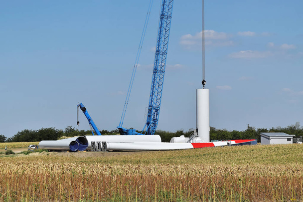 Budowa farmy wiatrowej - odnawialne źródła energii - Zdjęcie, obraz