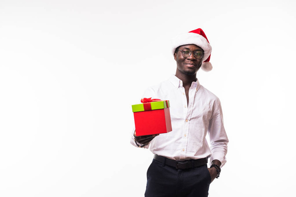 Hombre afroamericano con gran sonrisa en sombrero de santa con cajas de regalo aisladas en blanco
 - Foto, Imagen