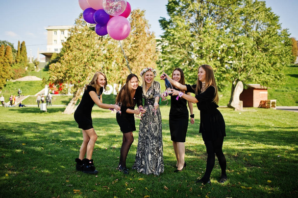 Pět dívky nosí na černém pozadí s balónky červené šampaňského na - Fotografie, Obrázek