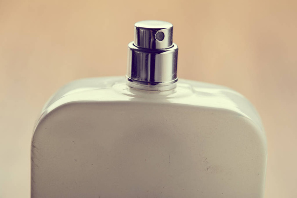 cosmetische fles voor parfum op beige achtergrond  - Foto, afbeelding