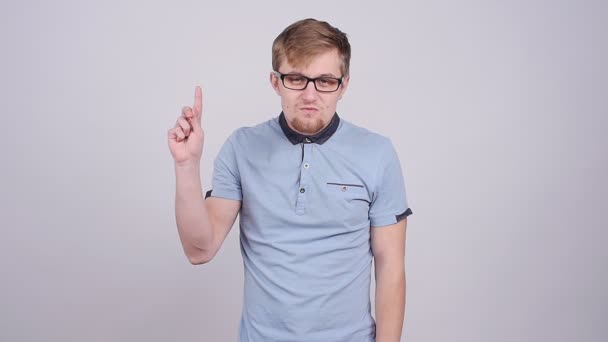 Punkty nerd młodego człowieka z jego palec - Materiał filmowy, wideo