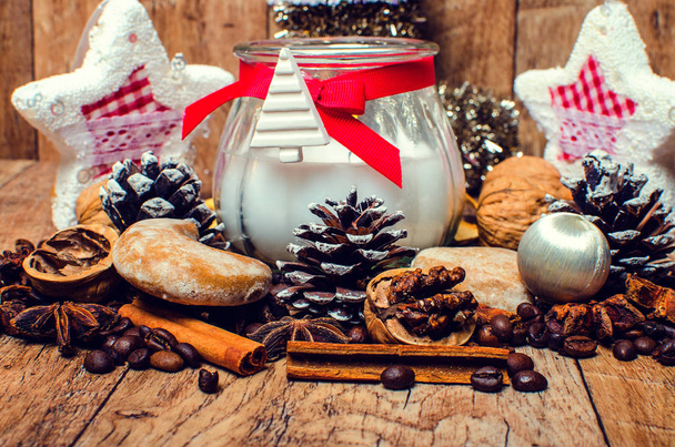 Kerst kaars en specerijen - Foto, afbeelding