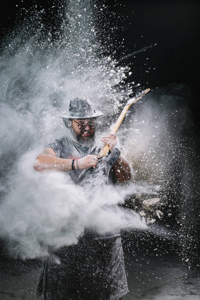gitar tebeşir toz ve duman arasında olan adam - Fotoğraf, Görsel