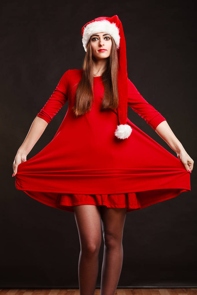 Santa claus şapka siyah giyen kadın - Fotoğraf, Görsel