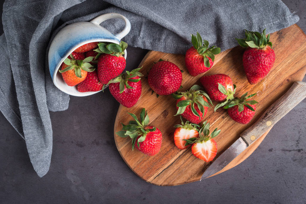 Red berry strawberry in ceramic mug - Valokuva, kuva