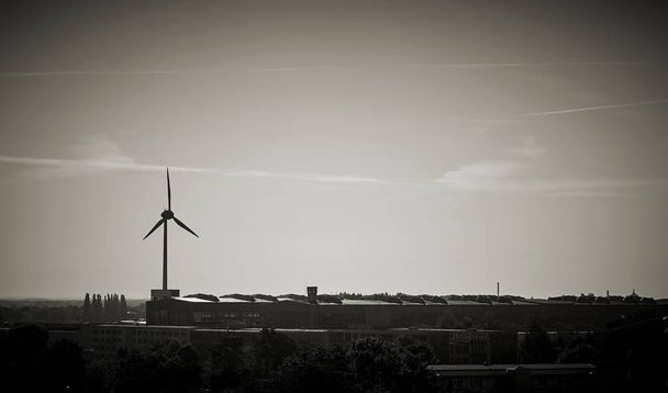 Windturbine op een industrieterrein - Foto, afbeelding