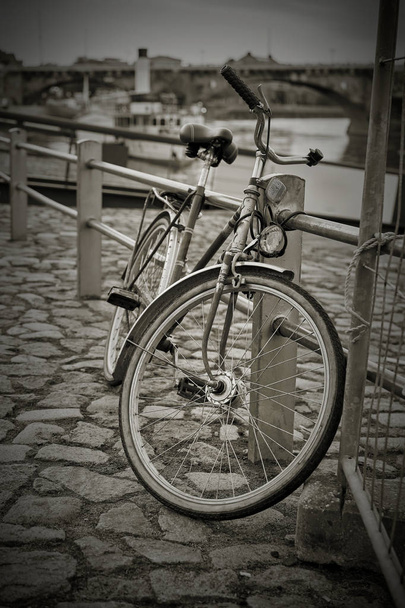 Bicicleta en el puerto
 - Foto, Imagen