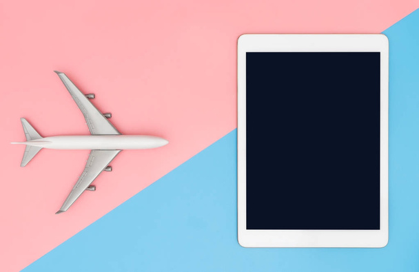 Boş tablet ekranıyla oyuncak uçak seyahat konsepti için - Fotoğraf, Görsel