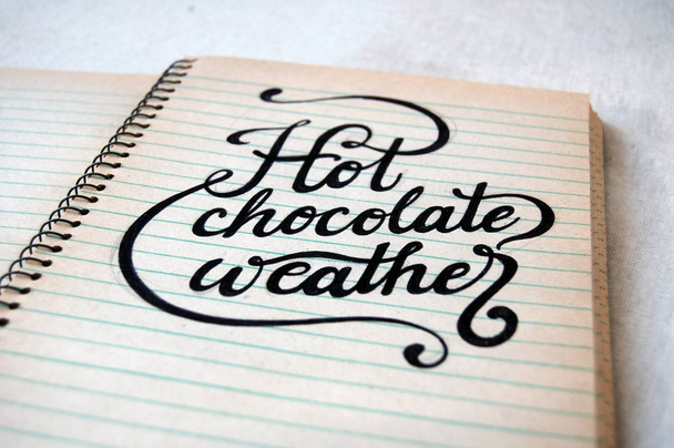 Warme chocolade weer, op oude spiraal notebook - Foto, afbeelding