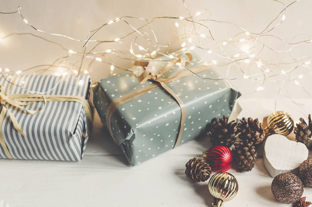 eleganti regali di Natale avvolti con ornamenti e luci
 - Foto, immagini