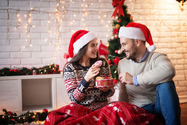 happy couple celebrating Christmas at home - Foto, imagen