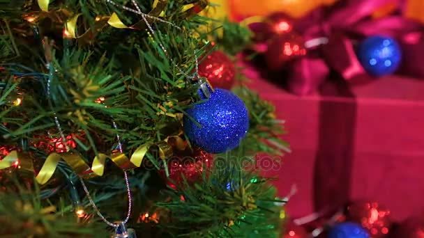 Weihnachtsbaum geschmückt und Geschenkbox - Filmmaterial, Video