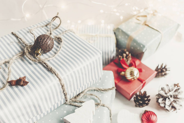 весела різдвяна концепція. подарункові коробки з орнаментами конусами дерева
 - Фото, зображення