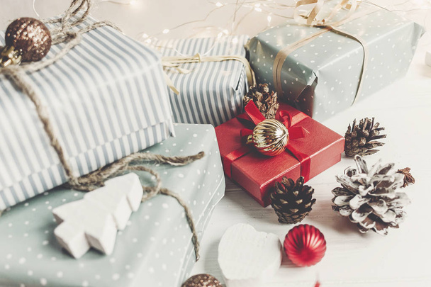 presentes embrulhados de Natal elegantes com ornamentos e cones
  - Foto, Imagem