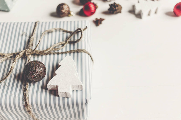 стильні різдвяні загорнуті подарунки з прикрасами та іграшками
  - Фото, зображення