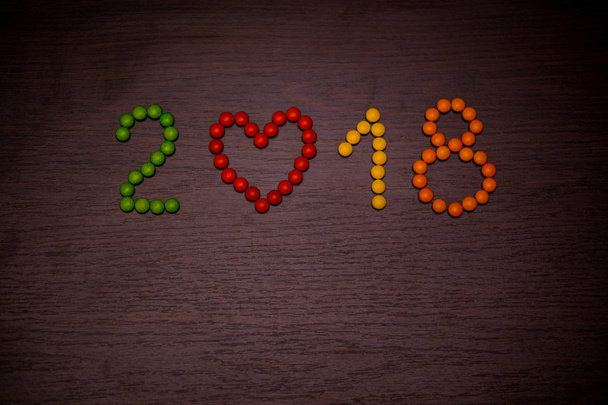 Bonne année 2018 texte de bonbons colorés sur fond en bois
 - Photo, image
