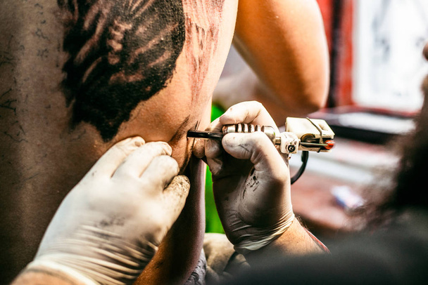 男の背中にタトゥーを作成するプロセス - 写真・画像