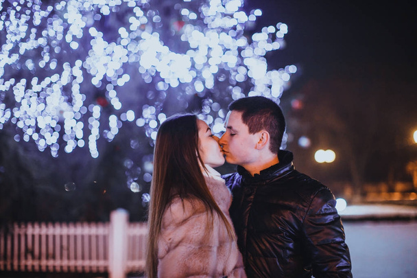 Couple and The Christmas tree - Foto, imagen