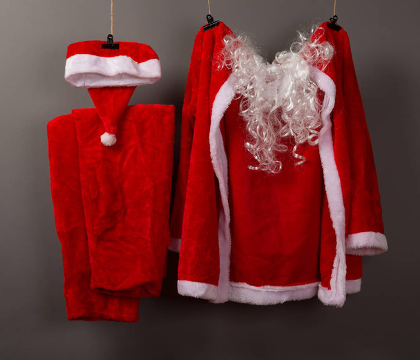 набор одежды Санта-Клауса висит
 - Фото, изображение