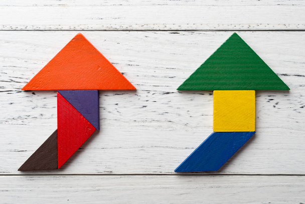tangram en bois en deux formes de flèche montant
 - Photo, image
