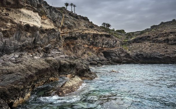 Acantilados y rocas en el Océano Atlántico en la isla de Tenerife
   - Foto, imagen