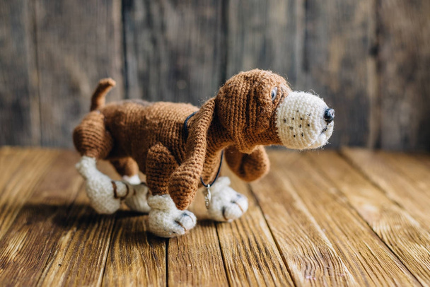 Pletené pes Basset Hound izolované na dřevěné pozadí. - Fotografie, Obrázek