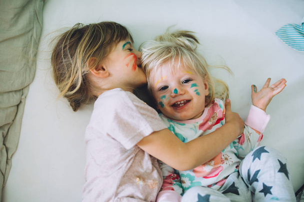 kleine Schwestern mit geschminkten Gesichtern - Foto, Bild