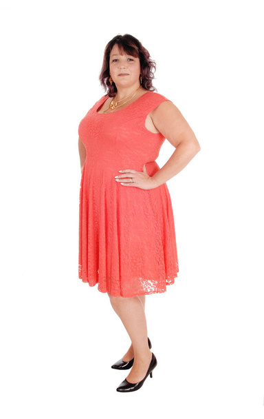 Een plus size vrouw stond in een jurk - Foto, afbeelding