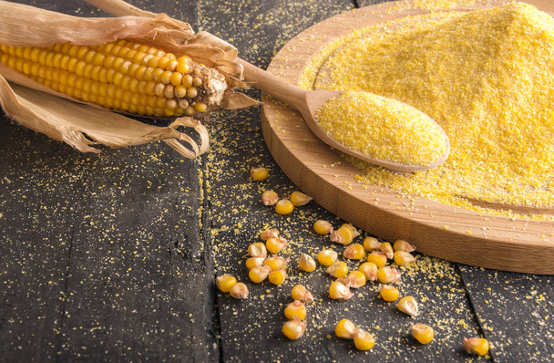 Kolby kukurydzy i mąki na stole - Zdjęcie, obraz