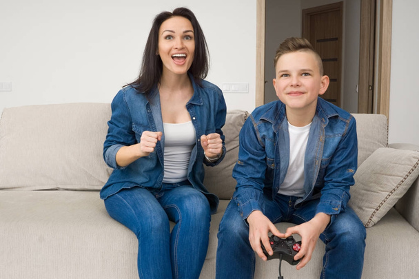 Happy family playing console at home - Foto, immagini