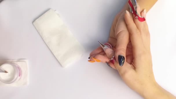 クローズ アップ。美容院で指の爪マニキュア専門ケアは、アクリル爪を構築するゲルを使用します。スローモーション. - 映像、動画