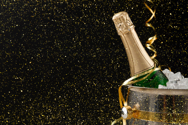 Láhev šampaňského v kýblu na temné zázemí. Kopírovat prostor - Fotografie, Obrázek