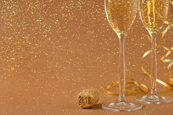 Flautas de champán sobre fondo de vacaciones de oro
 - Foto, Imagen
