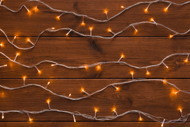 Światła świąteczne na tle drewna - Zdjęcie, obraz