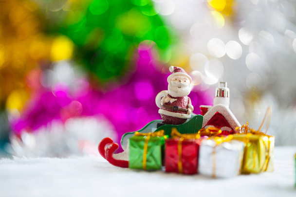 クリスマスは、クリスマス雪フィールド背景 w 上の装飾を小道具します。 - 写真・画像