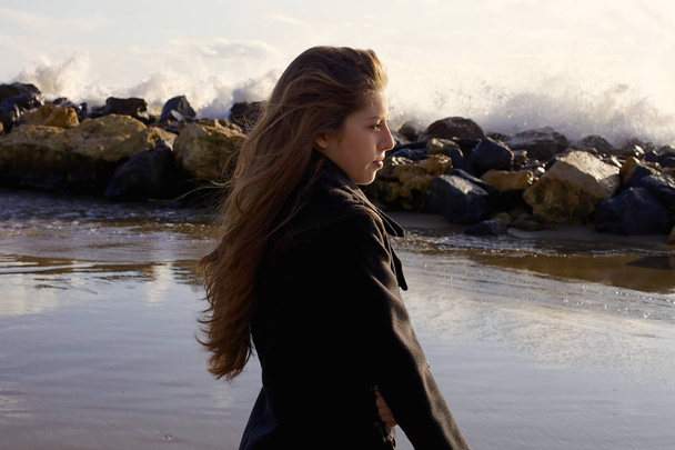 Концепция одиночества и грусти женщины перед океаном крупным планом
 - Фото, изображение