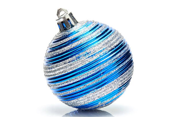 Boule de décoration de Noël bleue scintillante isolée sur fond blanc
 - Photo, image