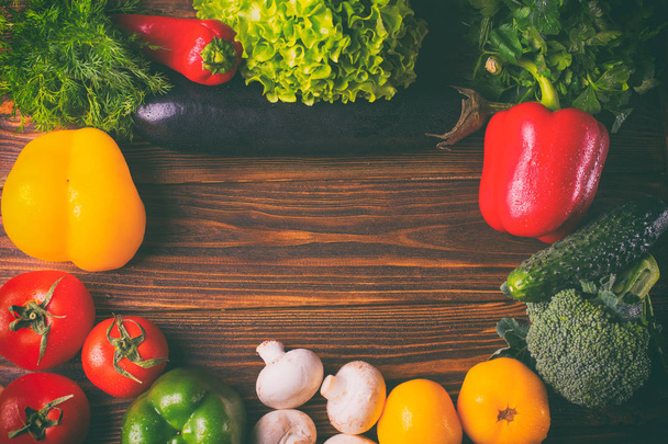 Ahşap arka plan üzerinde farklı organik sebze. Sağlıklı yemek - Fotoğraf, Görsel