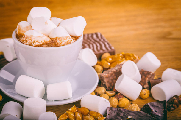Šálek kávy s marshmallows. Marshmallows, čokoláda a jiné sladkosti. Šálek kakaa - Fotografie, Obrázek