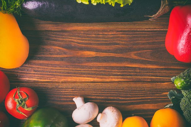 Διαφορετικά βιολογικά λαχανικά σε ένα ξύλινο υπόβαθρο. Τρώμε υγιεινά - Φωτογραφία, εικόνα